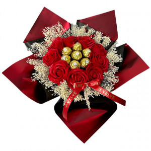 Buchet cadou Delice, cu pancarta si text, 7 praline Ferrero, 9 trandafiri de sapun și broom natural criogenat