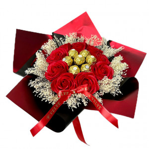 Buchet cadou Delice, cu pancarta si text, 7 praline Ferrero, 9 trandafiri de sapun și broom natural criogenat