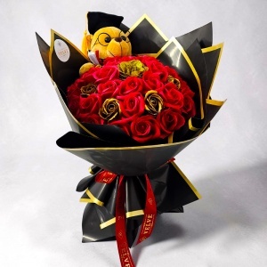 Buchet floral absolvire 2026 cu ursulet graduate si trandafiri de sapun rosu-auriu, pe suport, 40x40 cm - Img 4