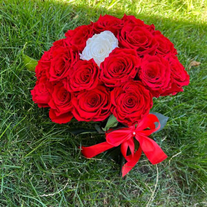Buchet floral cu 23 de trandafiri criogenati