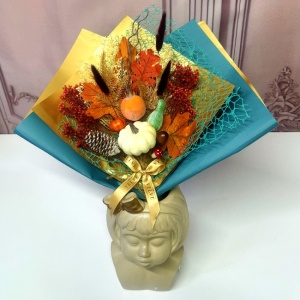 Buchet floral de toamna Amber Dream, cu broom si langurus  criogenat si detalii tematice, dovleci, ghinde, ciupercute