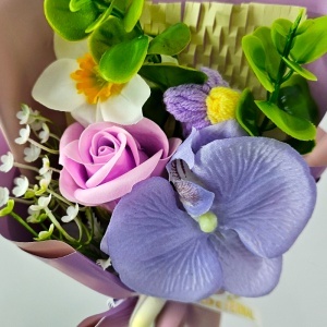 Buchet floral elegant Lavender Orchid cu trandafir de sapun, orhidee si narcisa artizanale, 20x15 cm - Img 5