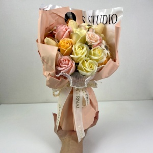 Buchet floral Eternal din flori artizanale, trandafiri si lalele de sapun, 22x30 cm, Crem - Img 4
