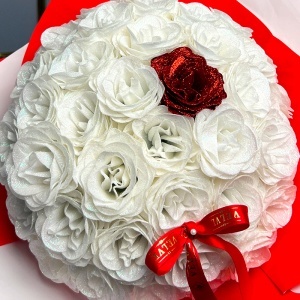 Buchet floral Luxury White Glow, 51 trandafiri artizanali cu sclipici, cadou elegant romantic - Img 4