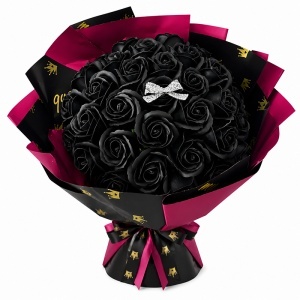 Buchet floral premium cu 35 trandafiri negri de sapun, funda cu strasuri, in ambalaj elegant, inaltime 37 cm
