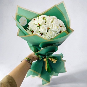 Buchet floral premium elegant cu 35 trandafiri de sapun albi si plante artizanale, 50x30 cm - Img 5
