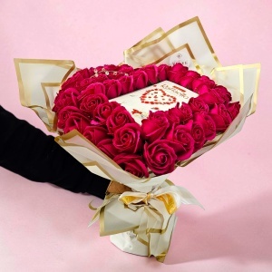 Buchet floral premium Heart Fucsia in forma de inima cu 51 trandafiri de sapun si bomboane Raffaello, 40 cm - Img 5