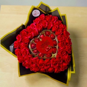 Buchet floral premium Heart Red in forma de inima cu 43 trandafiri de sapun si bomboane Cherry Queen, 45 cm - Img 5