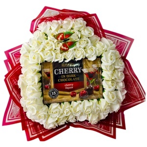 Buchet floral premium Heart White in forma de inima cu 61 trandafiri de sapun si bomboane Cherry in Dark Chocolate, 50 cm - Img 6