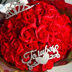 Buchet floral Royal Love cu 51 trandafiri de sapun, coronita decorativa si topper "Te iubesc", Rosu - Img 3