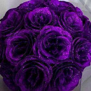 Buchet Glitter Roses cu 19 trandafiri mov decorativi, buchet premium ambalat elegant, 40 cm - Img 3