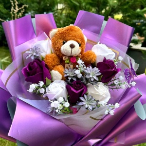 Buchet Pink Love, trandafiri din sapun, plante artificiale si ursulet, Mov