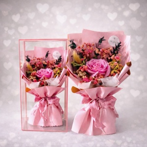 Buchet Love, trandafir din sapun, lagurus si gypsophila naturale criogenate, plante verzi artizanale, in cutie cu toarte, Roz