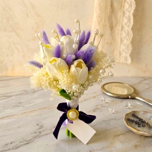 Buchet mireasa elegant Lavender Touch cu lalele albe artificiale, lagurus lila si perle