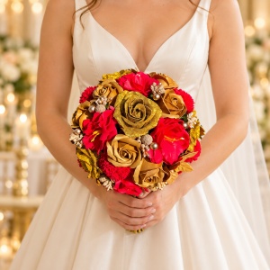 Buchet Mireasa Gold cu trandafiri, anemone si dalii de sapun, rosu-gold