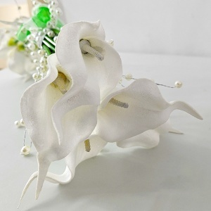 Buchet mireasa tip poseta Pearl Grace cu cale albe si maner din perle, elegant si modern - Img 4
