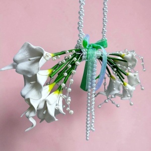 Buchet mireasa tip poseta Pearl Grace cu cale albe si maner din perle, elegant si modern - Img 5