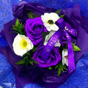 Buchet Poppy cu floare de mac si 3 trandafiri de sapun , plante artificiale, Albastru