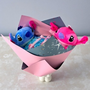 Buchet premium cu 35 trandafiri de sapun si 2 jucarii de plus Stitch, Albastru-Roz - Img 5