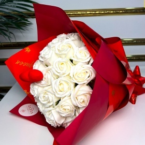 Buchet Royal Love cu 31 trandafiri de sapun si ornament inima, Alb - Img 3