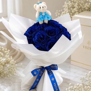 Buchet Sapphire Sparkle cu 25 trandafiri artizanali albastri cu sclipici si ursulet de plus, inaltime 50 cm