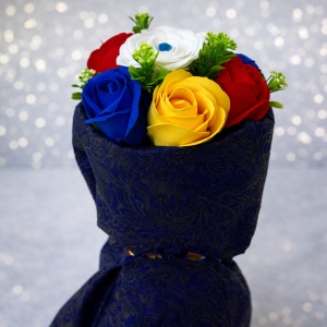 Buchet tricolor din trandafiri de săpun cu insigna României – cadou simbolic și elegant - Img 2