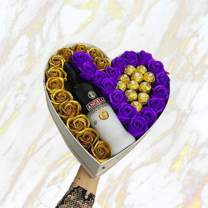 Cadou pentru femei cutie inima alba cu trandafiri de sapun, Angelli si praline Ferrero Rocher, mov