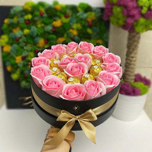 Cadou pentru femei cutie rotunda neagra cu trandafiri de sapun si praline Ferrero Rocher, roz