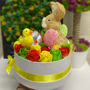 Cadou Sweet Easter cutie rotunda alba cu trandafiri de sapun, Kinder Joy si figurina iepuras de Paste, galben