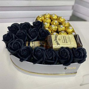 Cadou Sweet Honey cutie inima alba cu trandafiri de sapun, Jack Daniel's si praline Ferrero Rocher, negru