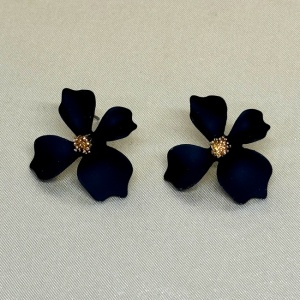 Cercei A Little Magic, cu design floral si prindere cu tija, Negru 3