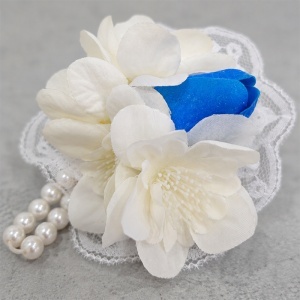 Corsaj de mana tip bratara pentru domnisoara de onoare, cu flori textile alb-crem, lalea albastra, dantela si perle - Img 5
