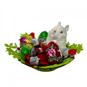 Cos Eastern, decoratiune iepuras alb, 3 oua lemn decorative,  4 Kinder Schoko Bons 24gr , 3 oua ciocolata Choco Pack 60gr, in cos verde cu imprimeu