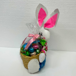 Cos Easter, baton Papi Primola 26.8gr, batoane Snikers 100gr, 4 oua ciocolata Favorina 80gr, oua mini cicolata Favorina 80gr, in cos cadou cu iepuras bluza roz