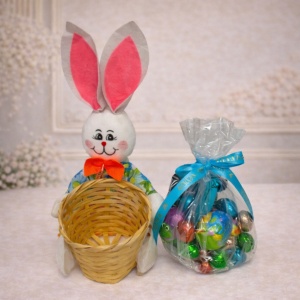 Cos cadou Paste Bunny Sweet Eggs cu oua si dulciuri de ciocolata, iepuras decorativ cu papion portocaliu