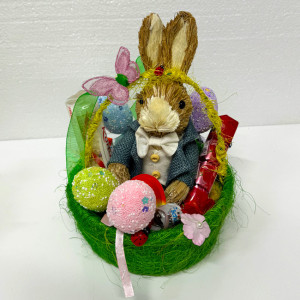Cos Easter, decoratiune iepure, 4 oua decorative, Kinder Joy 20gr, praline Raffaello 40gr, praline Mon Cheri 52.5gr, 3 Kinder Schoko Bons 18gr ,in cos cadou