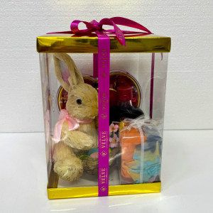 Pachet Easter, decoratiune iepure, praline Rosen Cherry Quenn 122gr, Angelli Cherry 200ml, esarfa multicolora, in cutie transparenta cadou