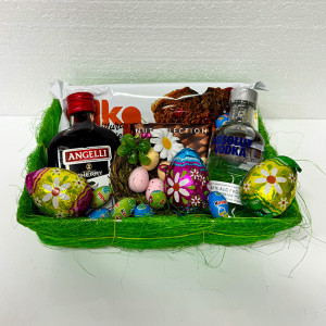Cos Easter, decoratiune cosulet cu oua,, 3 oua ciocolata Choco Pack 60gr, 7 oua Kinder 38gr, Prajitura casei Alka 350gr, ciocolata Ritter 100gr, Absolut Vodka 200ml, Angelli 200ml, in cos verde