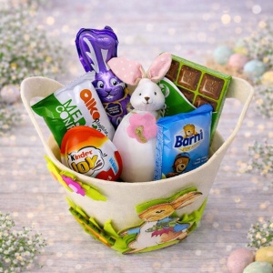 Cos cadou Paste Sweet Bunny pentru copii, cu Kinder Joy, Milka, Schogetten si selectie dulciuri, in cosulet textil festiv