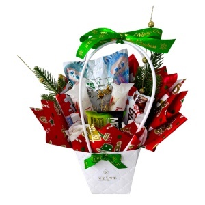 Cos Christmas Delice, cu figurina Labubu, selectie de dulciuri, trandafiri de sapun si crengute de brad, 33x30 cm
