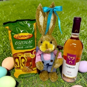 Cos de Paste Spring Celebration cu vin roze Cervus, cozonac Boromir si iepuras decorativ din paie - Img 2