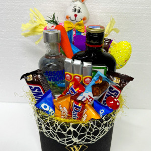 Cos Easter, decoratiune iepure, ou, morcov, ciuperci decorative, Joe 46gr, Ritter 200gr, Snikers 100gr, Fagaras 45gr, Daim 15.9gr, Toffee&Nut 15.9gr,  Oreo 15.9gr, 3 trabucuri Punta Cana, Absolut Vodka 200ml, Jagermeister 200ml, in cutie rotunda neagra