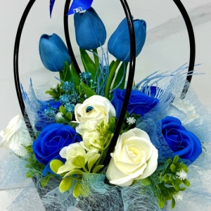 Cosulet floral Roses Scent Endless, cu trandafiri din sapun parfumati, lalele si plante artificiale, Albastru