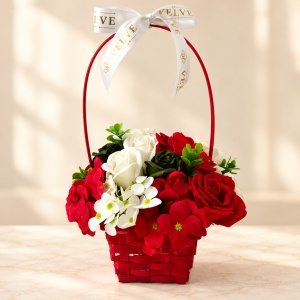 Cosulet aniversar Floral Collection, cu plante artizanale, trandafiri si hortensii de sapun, decorat cu funda alba, satinata