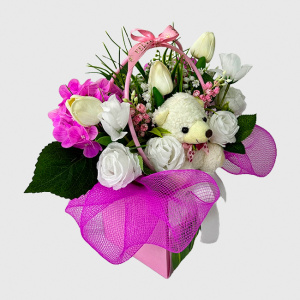 Cosulet aniversar Floral Collection, cu ursulet de plus, plante verzi, hortensii, lalele, trandafiri si lacramioare artizanale
