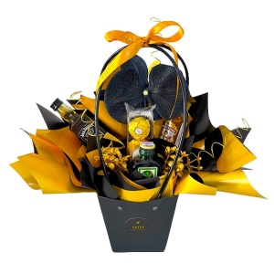 Cosulet cadou Delice barbati, 3 bauturi alcoolice miniatura, 4 praline Ferrero Rocher si accesorii artizanale