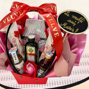 Cosulet cadou Delice cu pancarta si text "La multi ani, Maria!", cinci trandafiri cu trei nuante, Parfum Lattafa Washwashah, Praline Raffello, Lichior Jagermeister, Lichior Campari Aperitiv si Lichior Martini