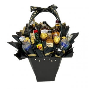 Cosulet cadou Delice pentru barbati, cu 5 praline Ferrero si bauturi spirtuase in miniatura, Chivas Regal 12 YO, 2 sticle de  Absolut Vodka, Jack Daniels, Jack Gentleman, J&B si Hennssy.
