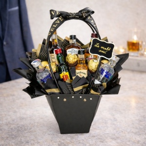 Cosulet cadou Delice pentru barbati, cu pancarta si text "La multi ani!", cu 5 praline Ferrero si bauturi spirtuase in miniatura, Chivas Regal 12 YO, 2 sticle de Absolut Vodka, Jack Daniels, Jack Gentleman, J&B si Hennssy.