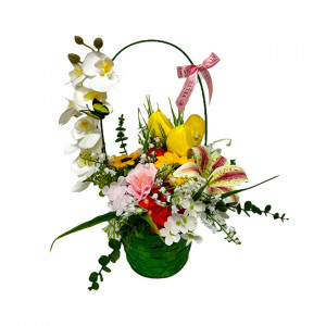 Cosulet aniversar Floral Collection, cu plante verzi, orhidee, iris, lacramioare artificiale, trandafiri, lalele, floarea soarelui si hortensii de sapun, in cos verde